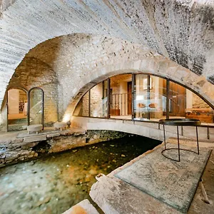 La Prevote - Particulier & Restaurant Oda ve Kahvaltı LʼIsle-sur-la-Sorgue